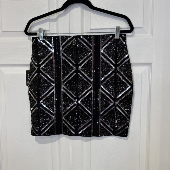 Express Limited Edition Mini Skirt Size M Black Silver Sequin Geometric NWT - Picture 3 of 8